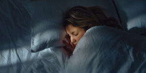 واقعا نحوه خوابیدن باعث پیری پوست می‌شود؟ اینطوری نخوابید!