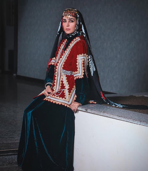 سوگل طهماسبی با لباس لری