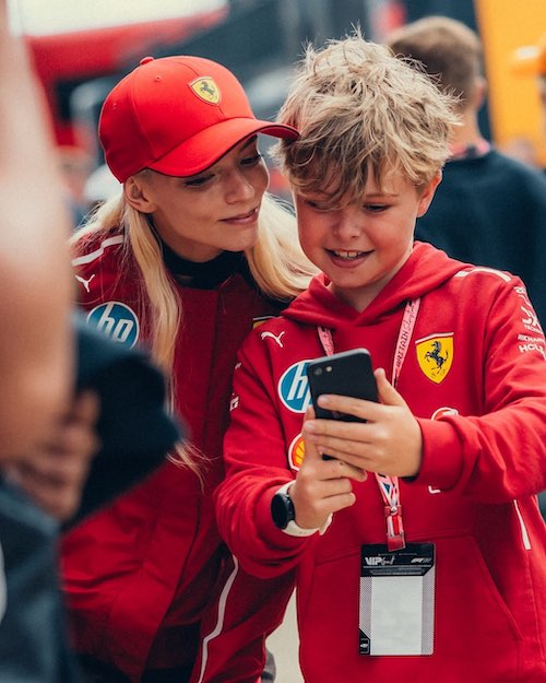 آنیا تیلور جوی با لباس رانندگان فرمول یک