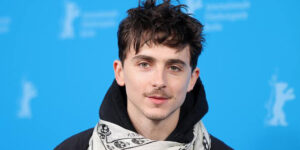 روسری سر کردن تیموتی شالامی سوژه عکاسان و خبرنگاران شد!