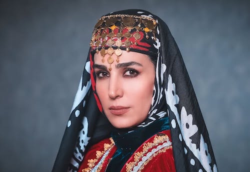 سوگل طهماسبی با لباس لری