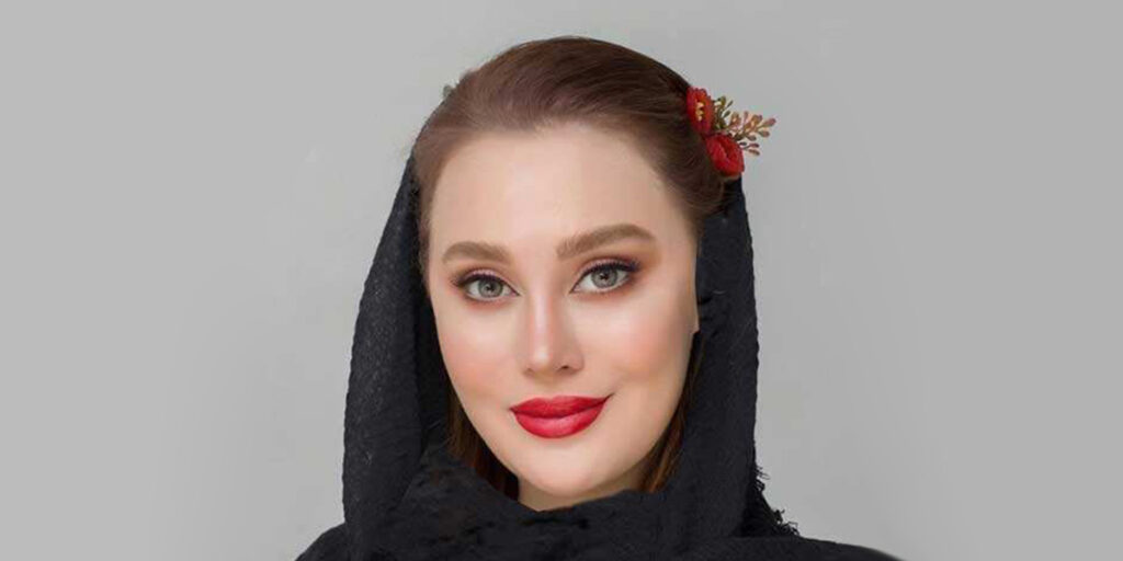 آرام جعفری موهای حنایی‌اش را با شلوارش ست کرد