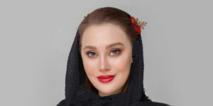 آرام جعفری موهای حنایی‌اش را با شلوارش ست کرد