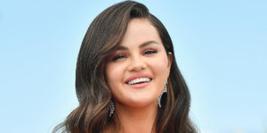 ادای احترام سلینا گومز به بازیگر سریال فرندز با تقلید مدل موی خاص او خبرساز شد