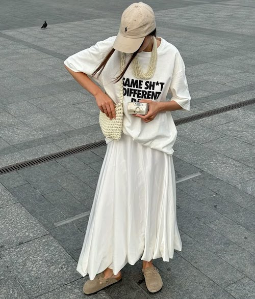 ترکیب تی‌شرت لانگ و دامن