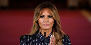 ملانیا ترامپ هم به کفش‌های کانورس پناه برد؛ آیا به این کفش ایمان نمی‌آورید؟