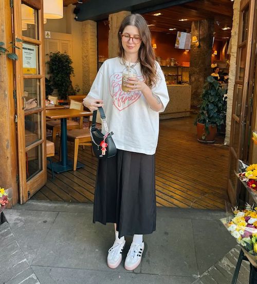 ترکیب تی‌شرت لانگ و دامن