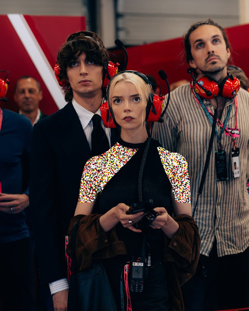 آنیا تیلور جوی با لباس رانندگان فرمول یک