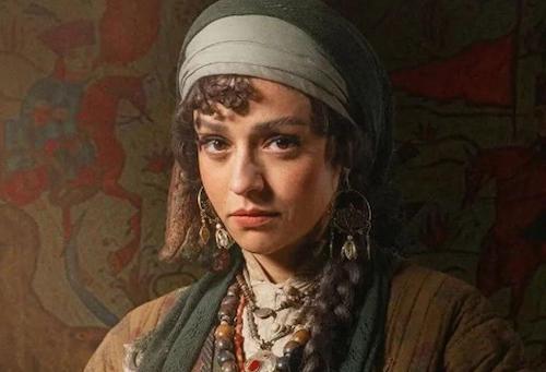 رژلب قرمز در سریال شکارگاه