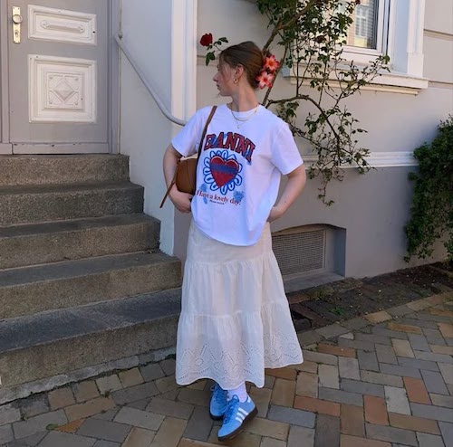 ترکیب تی‌شرت لانگ و دامن