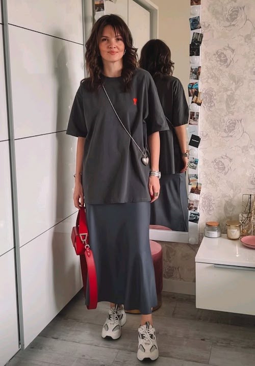 ترکیب تی‌شرت لانگ و دامن