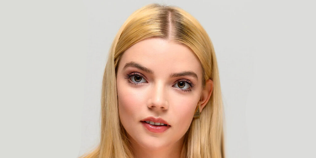 آنیا تیلور جوی با لباس رانندگان فرمول یک