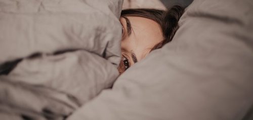 نحوه خوابیدن باعث پیری پوست می‌شود؟