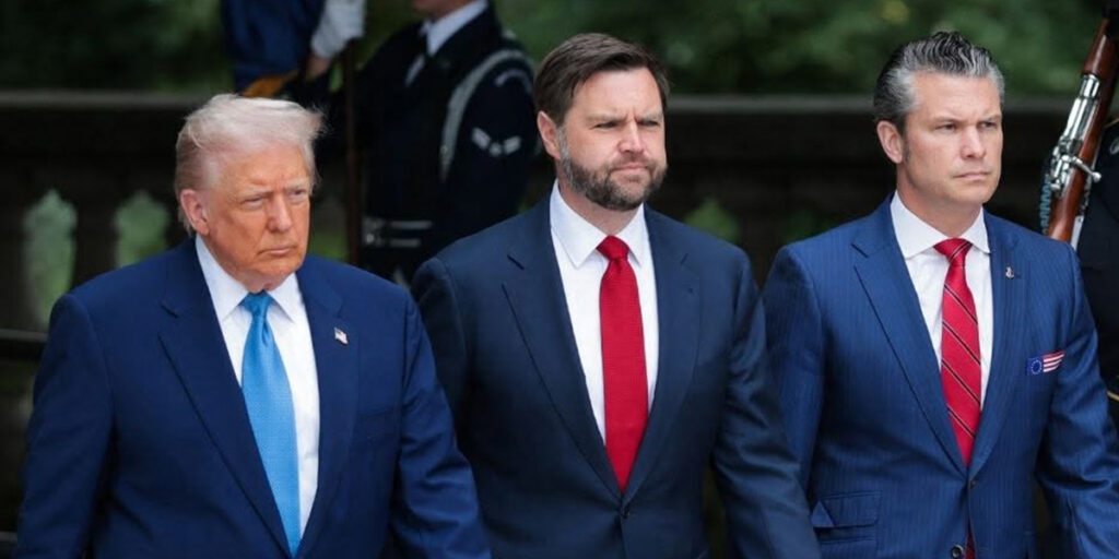 چرا مردان قدرتمند کت و شلوار آبی می‌پوشند؟ رازی که قطعا نمی‌دانستید!