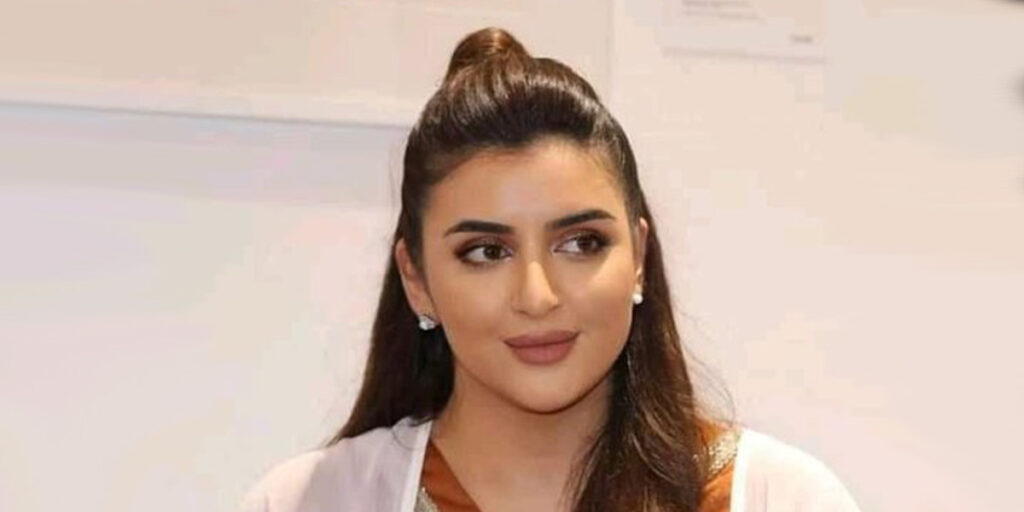 استایل لوکس دختر حاکم دبی در خیابان‌های پاریس؛ کیف لاکچری او جلب توجه کرد