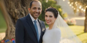 گل‌های رنگارنگ، لباس عروس ساده این بانوی سلطنتی را زیباتر کردند