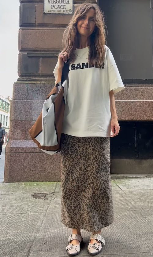 ترکیب تی‌شرت لانگ و دامن