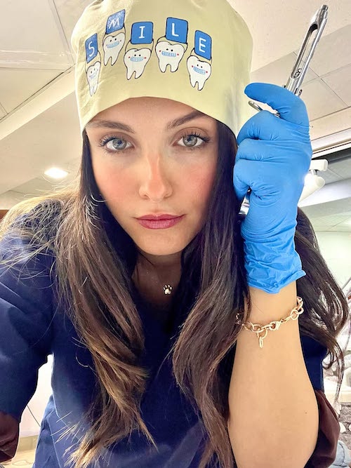 فاطمه مسعودی‌فر با لباس دندانپزشکی