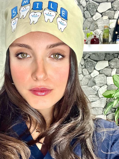 فاطمه مسعودی‌فر با لباس دندانپزشکی