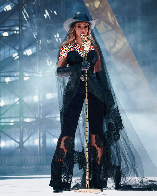 اوت‌فیت مشکی بیانسه