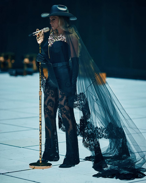 اوت‌فیت مشکی بیانسه