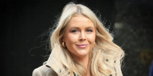 سخنگوی کاخ سفید با پیراهن سبز تابستانی‌اش در کنار ترامپ دیده شد