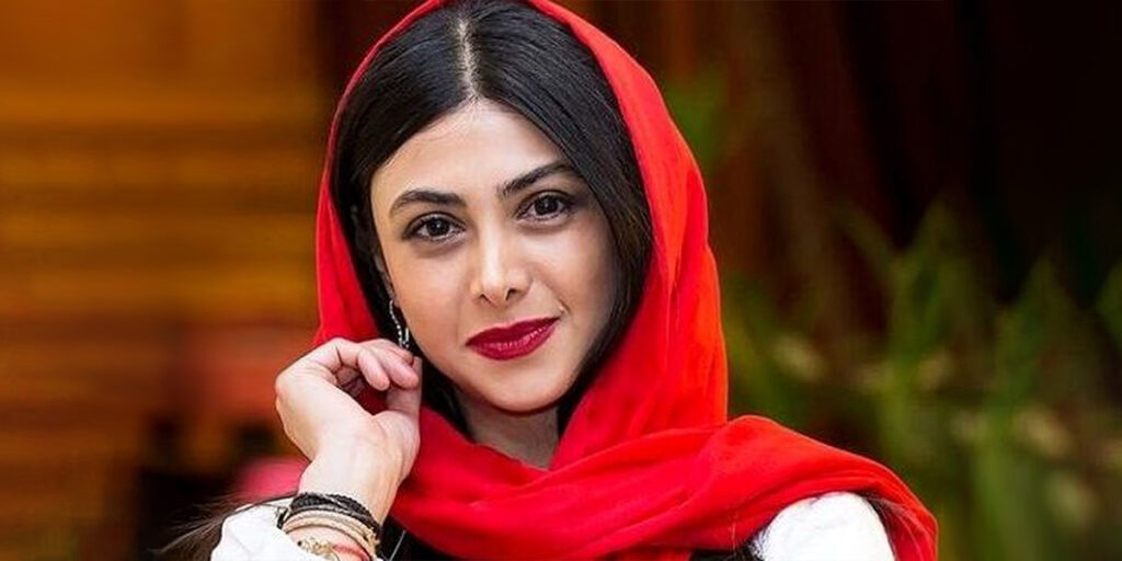 آزاده صمدی شلخته‌تر از همیشه در یک نمایشگاه هنری دیده شد