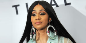 خواننده مشهور با سه لباس عجیب در هفته مد پاریس جنجال به پا کرد