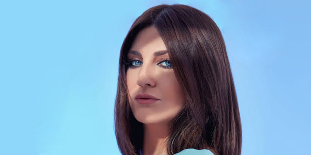 سیبل جان مشهور با این کت و شلوار در مراسم فارغ‌التحصیلی پسرش دیده شد