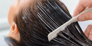 واقعا موهایمان را با شیر بشوییم؟ تکنیکی که هیچکس به شما یاد نمی‌داد