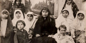 تصویر آتلیه‌ای یک مادر و دختر ایرانی در دوران قاجار با استایل‌های خاص