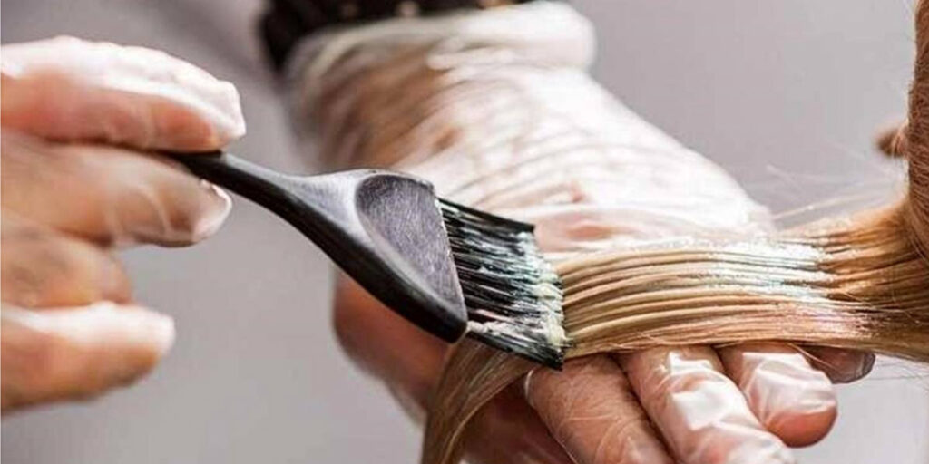 چرا موهام رنگ نمی‌گیره؟ بررسی دلایلی که برای تثبیت رنگ مو باید بدانید