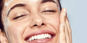 5 شوینده صورت که پوست‌تان را چند درجه روشن‌تر می‌کنند