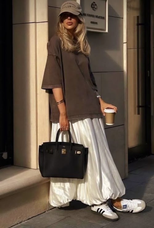 ترکیب تی‌شرت لانگ و دامن