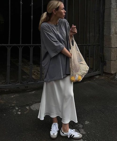 ترکیب تی‌شرت لانگ و دامن