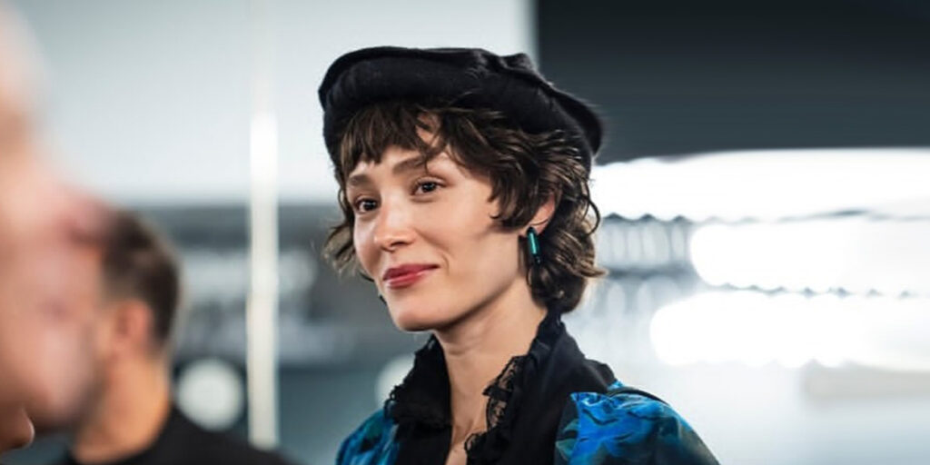 فرشته حسینی تک‌تک استایل‌هایش در خارج از کشور را با این کلاه افغانستانی تکمیل کرد