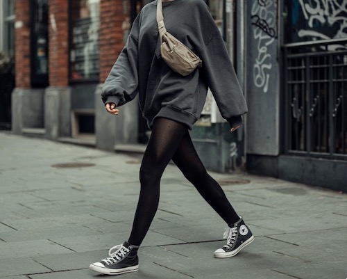 ترندترین استایل های 2025 با جوراب شلواری مشکی