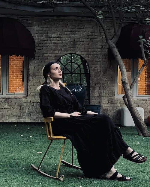 صندل‌های مشکی نیلوفر پارسا