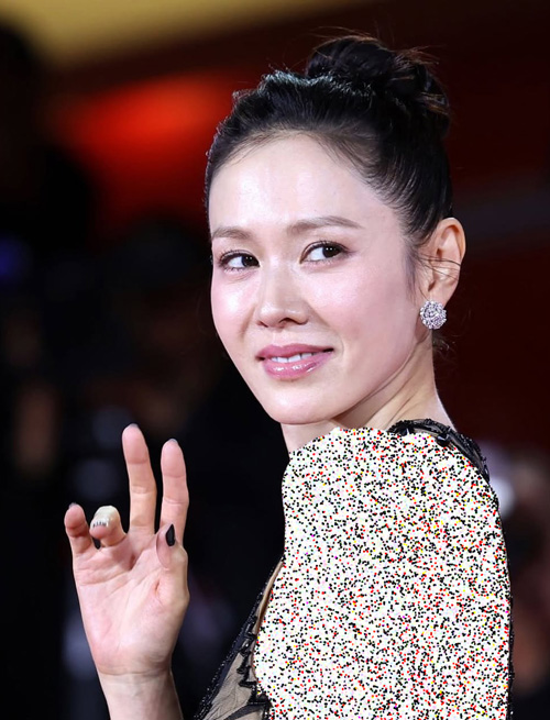 سون یه‌جین روی فرش قرمز جشنواره ونیز ۲۰۲۵