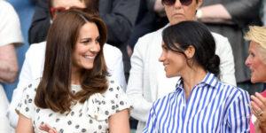 ۱۳ آیتمی که گویا عروس‌های سلطنتی شیفته‌اش هستند؛ از پیراهن راه‌راه تا کتانی سفید