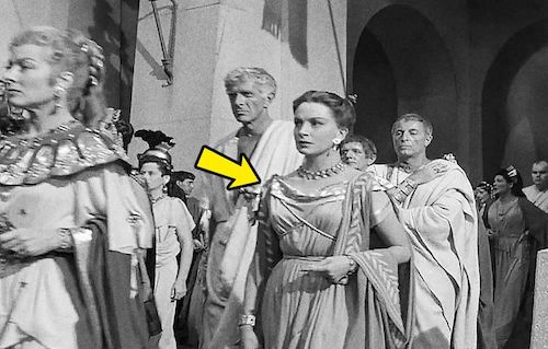 اشتباه در طراحی لباس فیلم‌ها