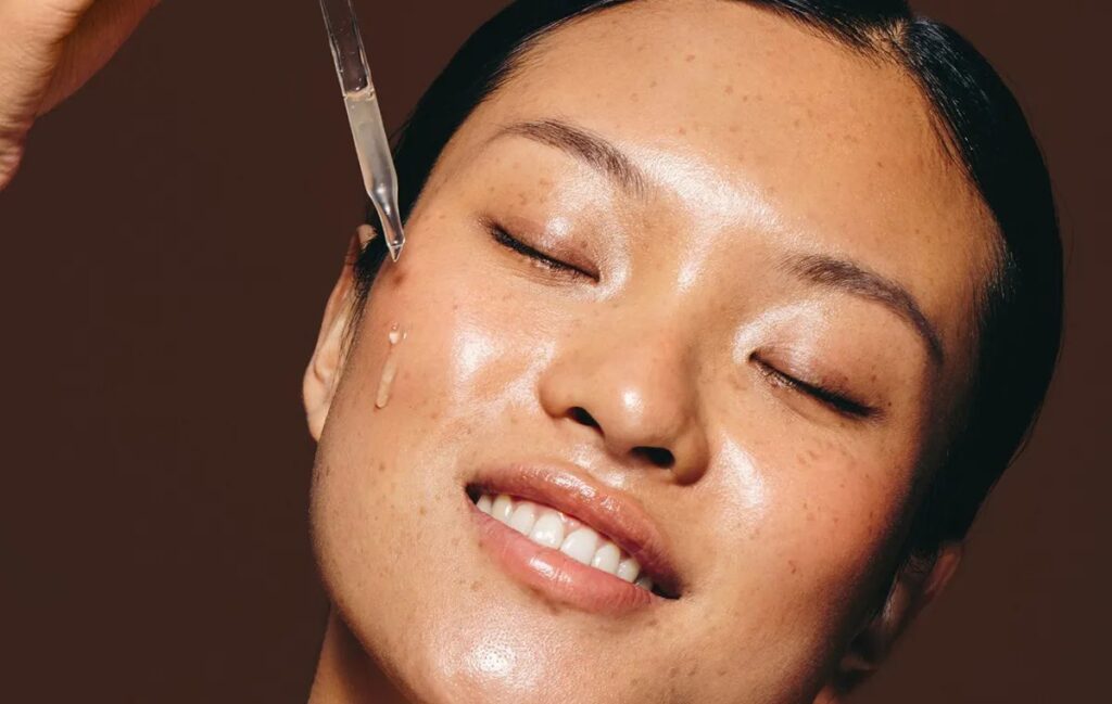 بهترین سرم از بین بردن منافذ باز پوست کدام است؟ گزینه‌های معتبر بازار را بشناسید