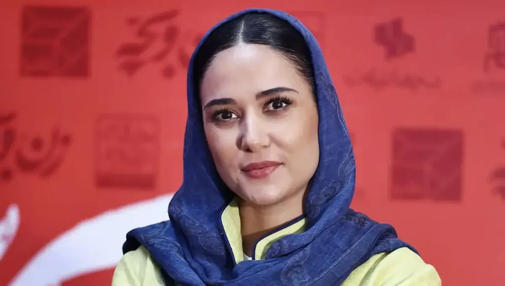 انتخاب جسورانه پریناز ایزدیار؛ کت زرد و کفش اسپرت سفید در یک مراسم رسمی