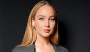 کیف دراکولایی جنیفر لارنس به استایل ساده او، حس و حالی رویایی بخشید