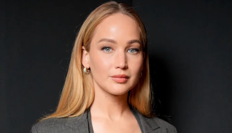 کیف دراکولایی جنیفر لارنس به استایل ساده او، حس و حالی رویایی بخشید