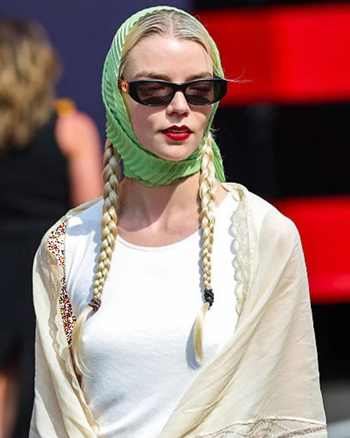 شال کلاسیک آنیا تیلور جوی