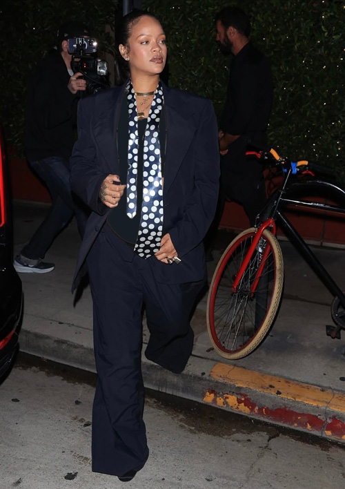 کراوات مشابه ریانا و ایسپ راکی