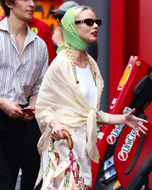 شال کلاسیک آنیا تیلور جوی