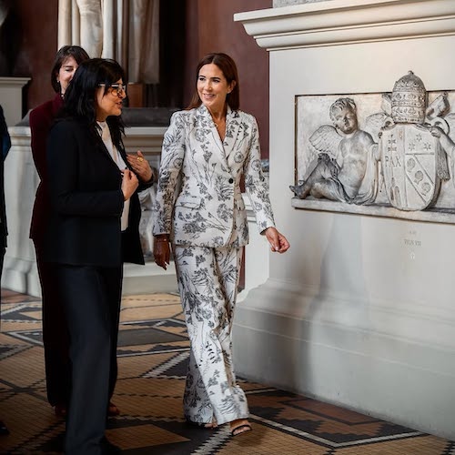 کت و شلوار طرح‌دار ملکه مری دانمارک