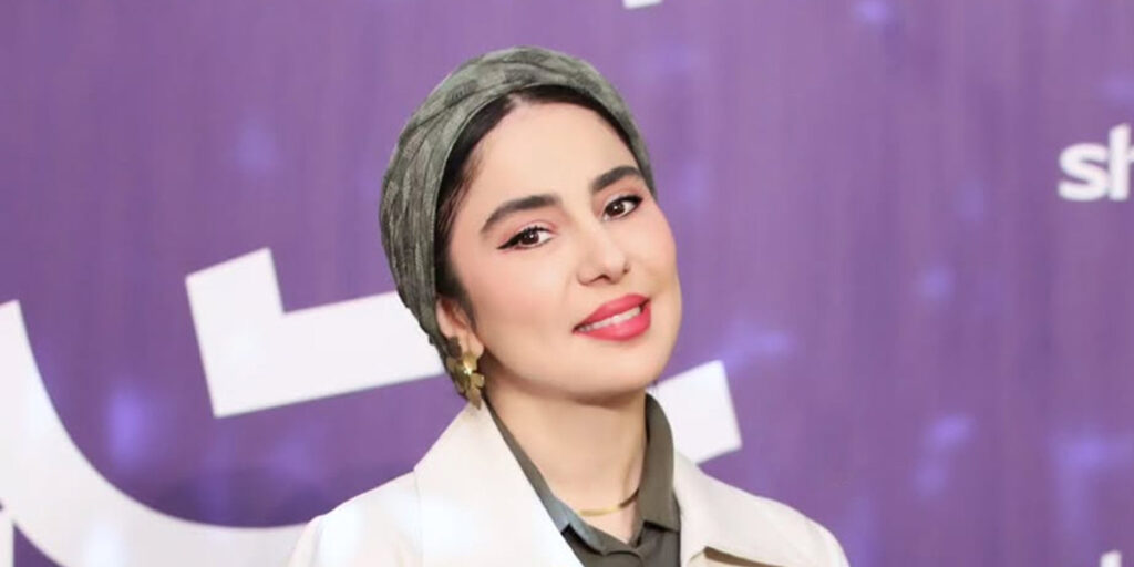 بازیگر سریال نون خ با این استایل‌های رنگارنگ در خیابان‌های ترکیه دیده شد